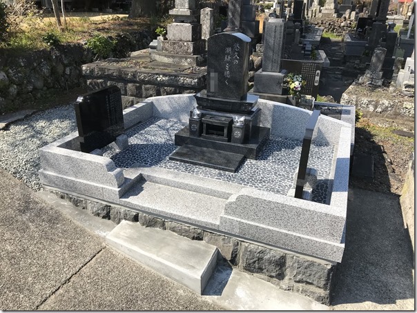 伊東市東伊豆静岡でのデザイン墓石は石井石材へ１